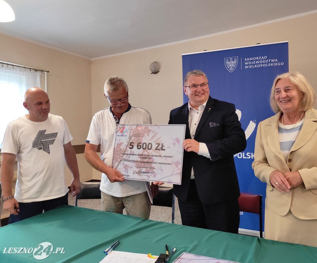 Działkowcy otrzymali czeki w Lesznie