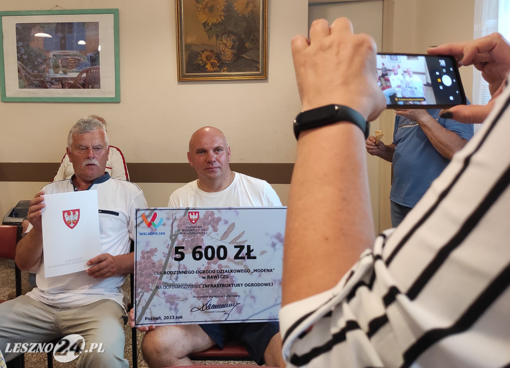 Działkowcy otrzymali czeki w Lesznie