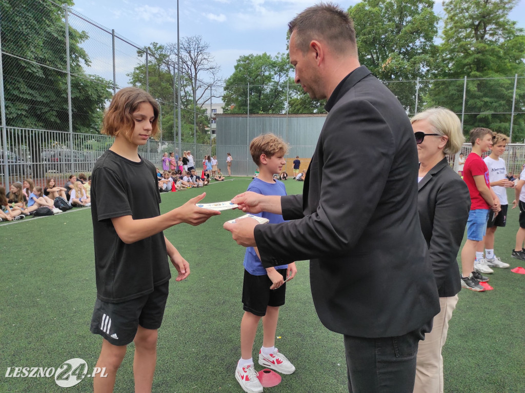 Wyróżnieni sportowcy SP 7 w Lesznie