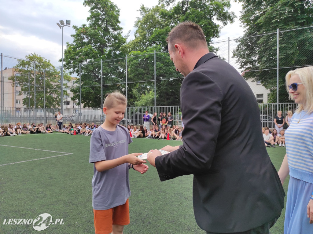 Wyróżnieni sportowcy SP 7 w Lesznie