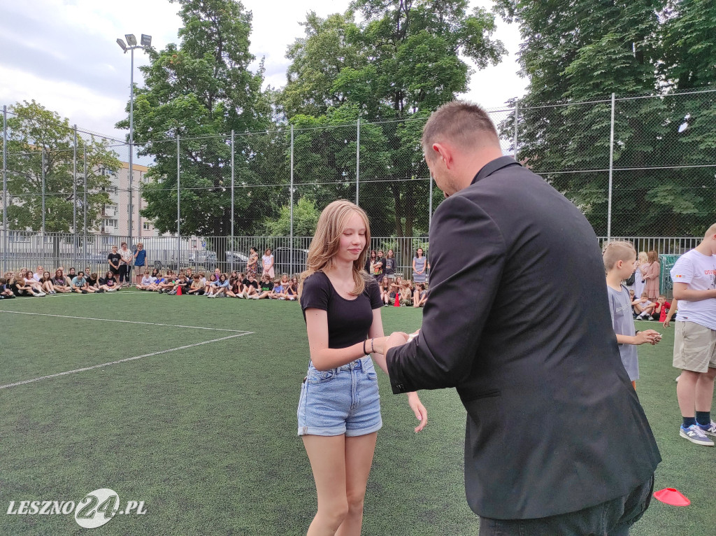 Wyróżnieni sportowcy SP 7 w Lesznie