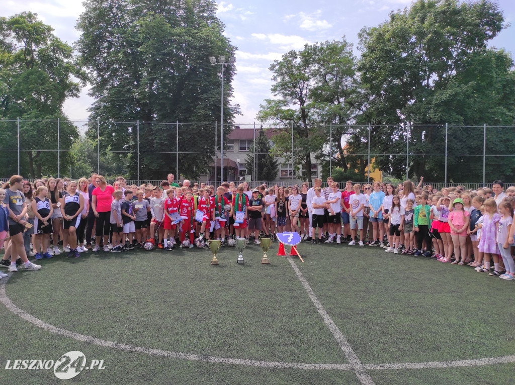 Wyróżnieni sportowcy SP 7 w Lesznie