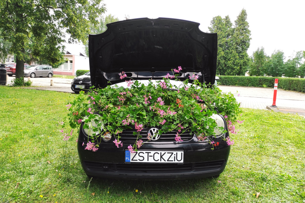 Samochód - kwietnik w ZST CKZiU