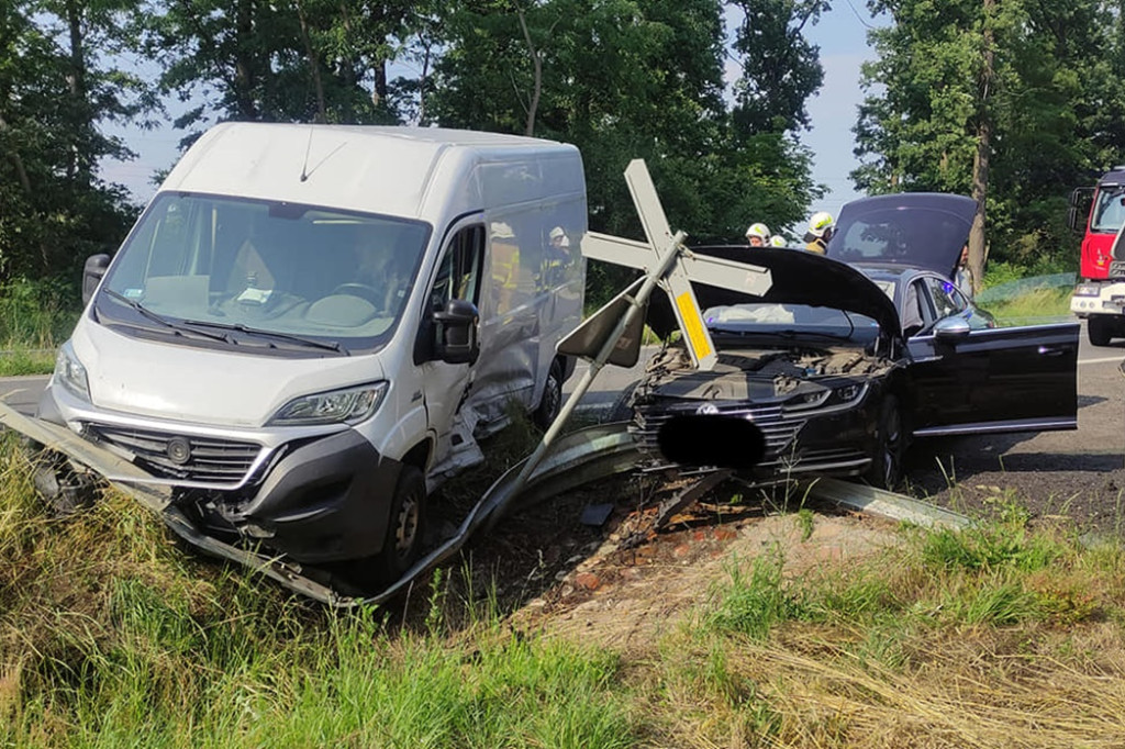 Bus i osobówka zderzyły się przy torach