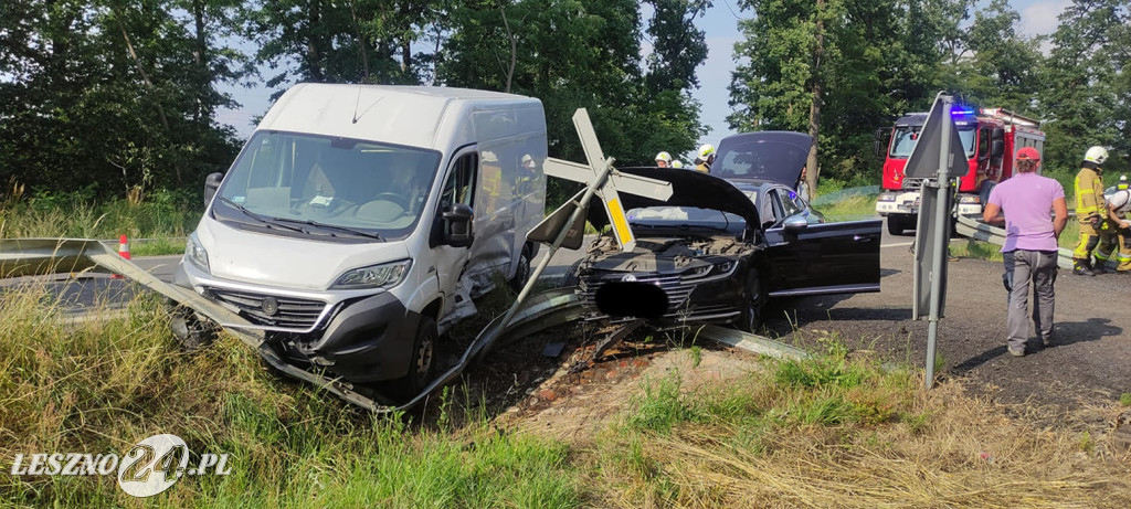 Bus i osobówka zderzyły się przy torach