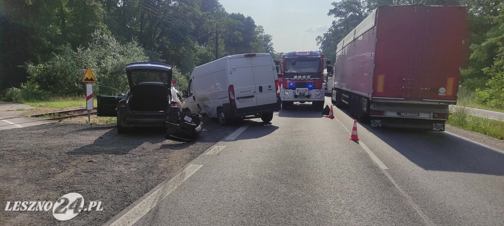 Bus i osobówka zderzyły się przy torach