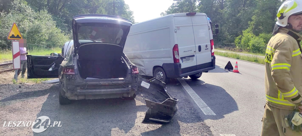 Bus i osobówka zderzyły się przy torach