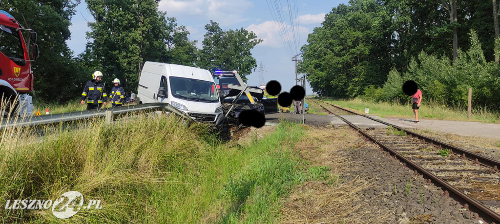 Bus i osobówka zderzyły się przy torach