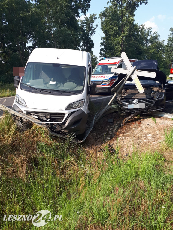 Bus i osobówka zderzyły się przy torach