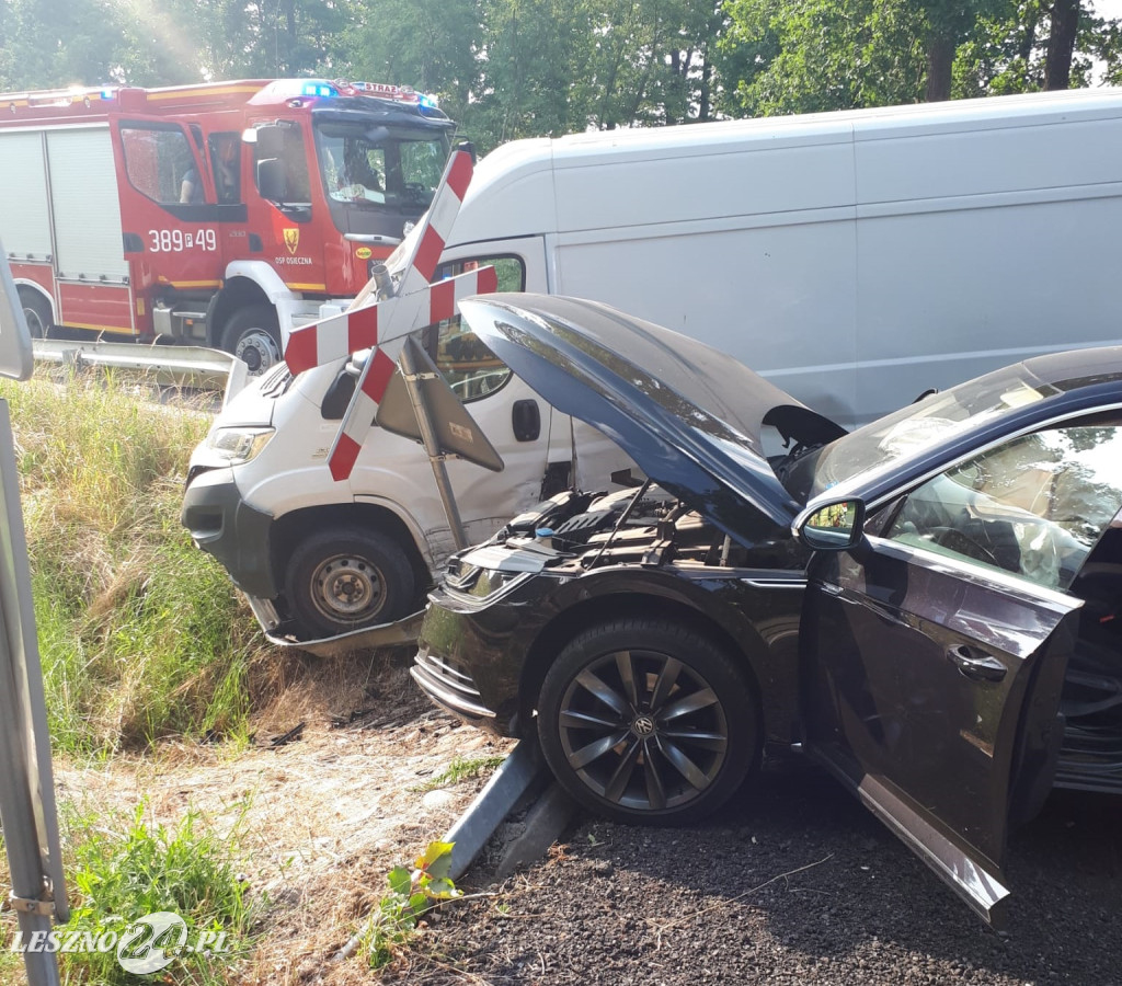 Bus i osobówka zderzyły się przy torach