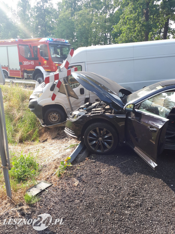 Bus i osobówka zderzyły się przy torach