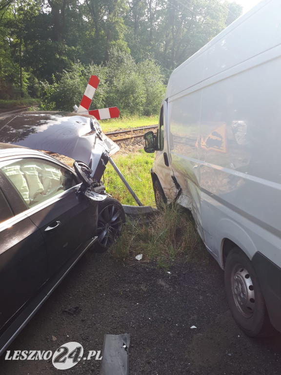Bus i osobówka zderzyły się przy torach