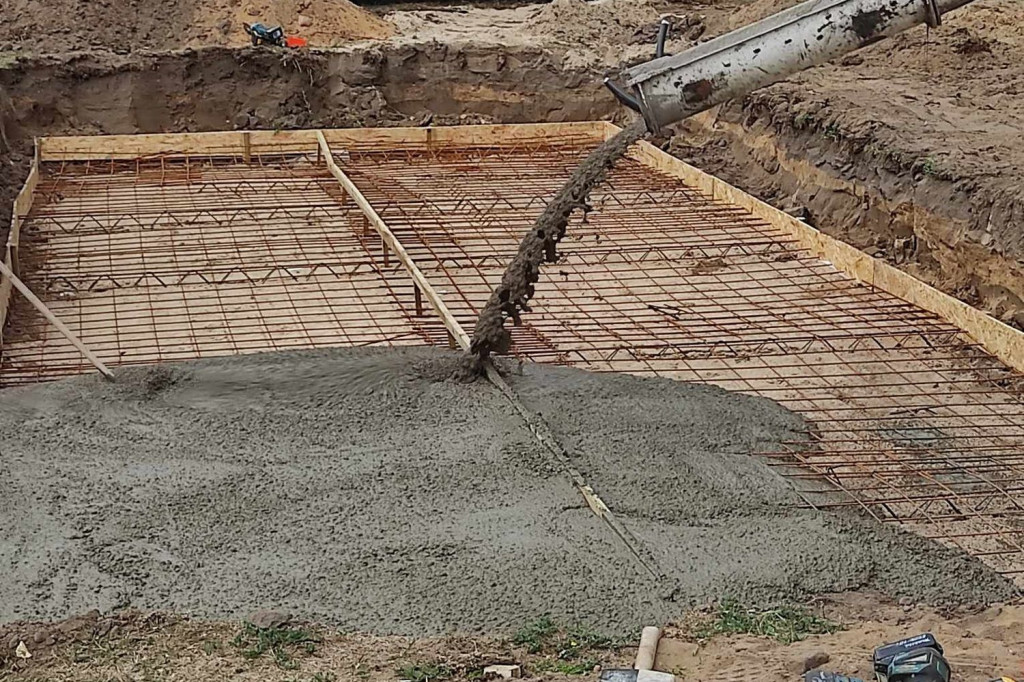 Leją beton pod brodzik