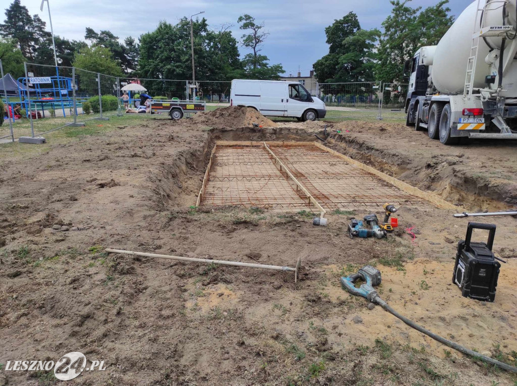 Leją beton pod brodzik