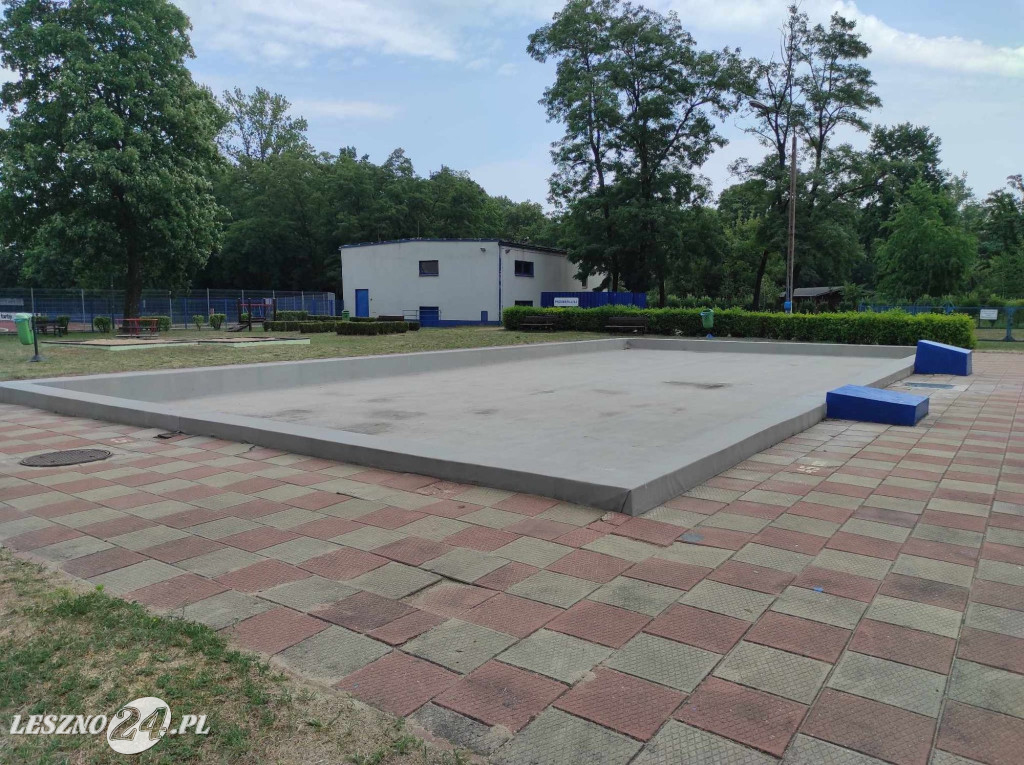 Leją beton pod brodzik