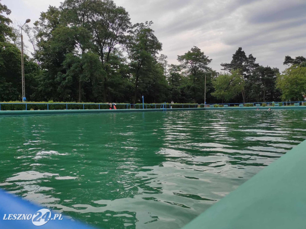 Leją beton pod brodzik