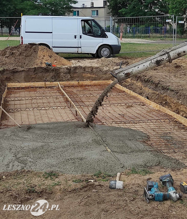 Leją beton pod brodzik