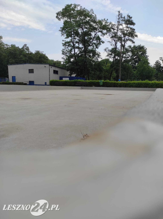 Leją beton pod brodzik