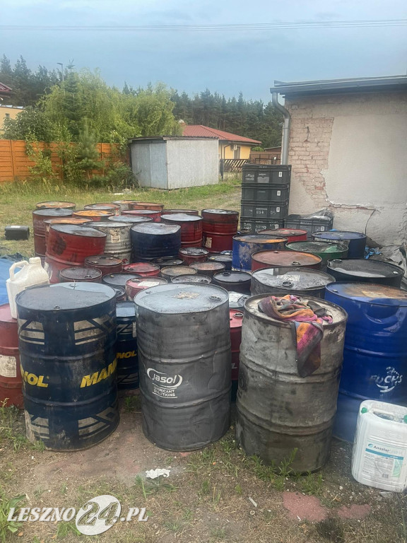 Na działkę miasta zwoził zużyty olej