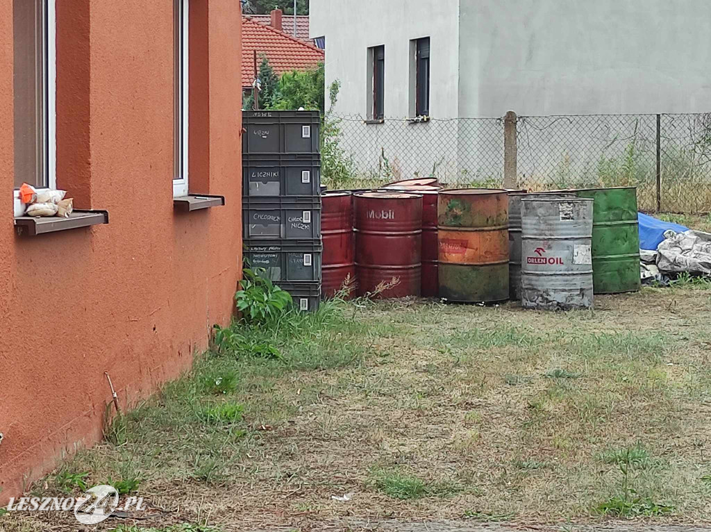 Na działkę miasta zwoził zużyty olej