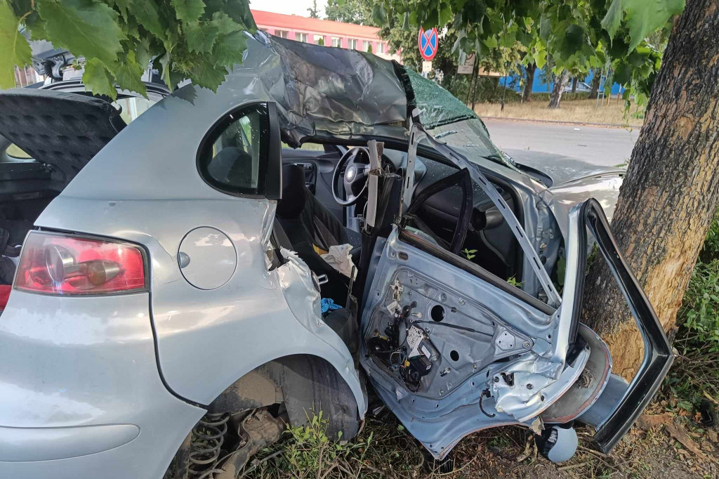 Samochód wjechał w drzewo