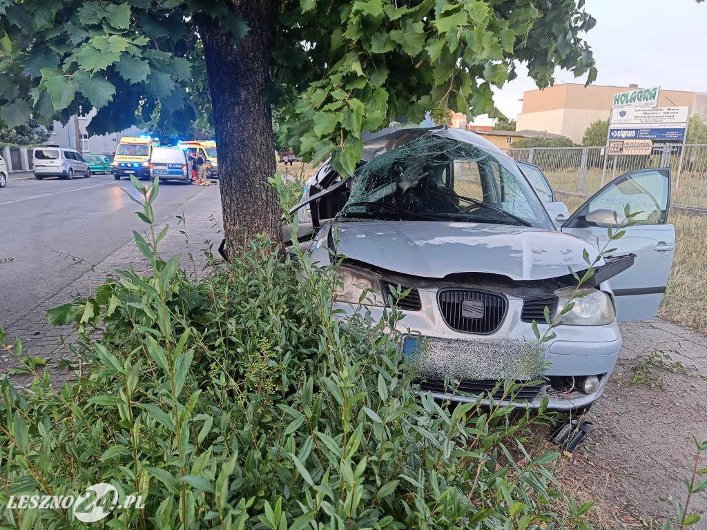Samochód wjechał w drzewo