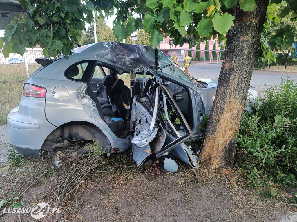 Samochód wjechał w drzewo