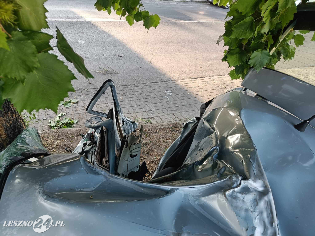 Samochód wjechał w drzewo
