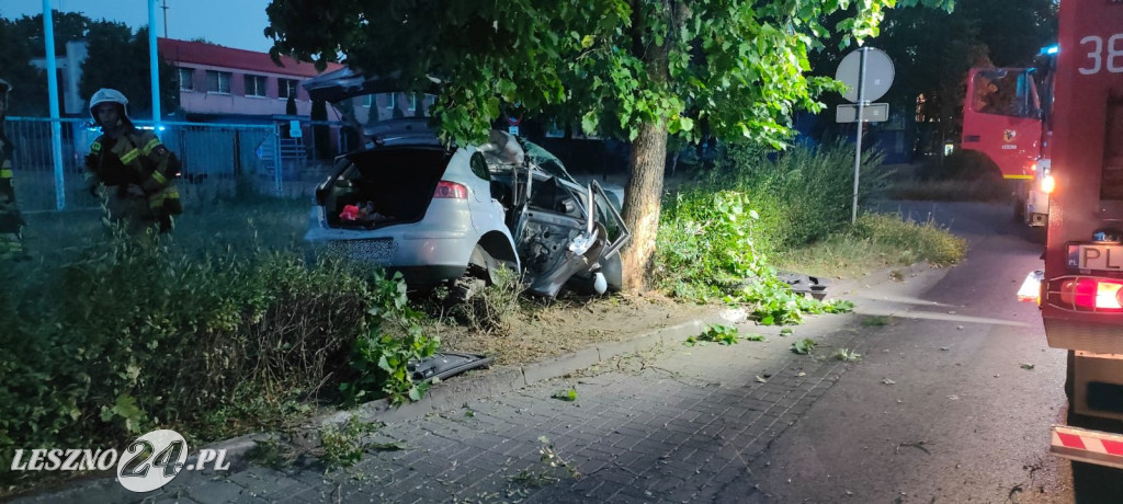 Samochód wjechał w drzewo