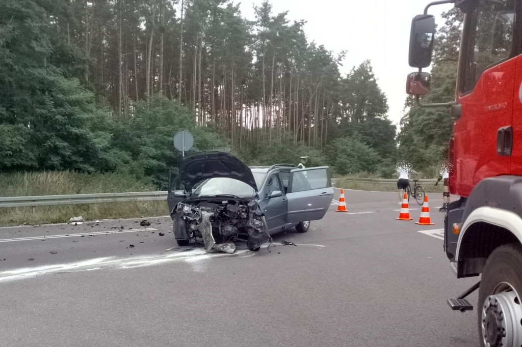 Zderzenie dwóch aut. Trzy osoby ranne