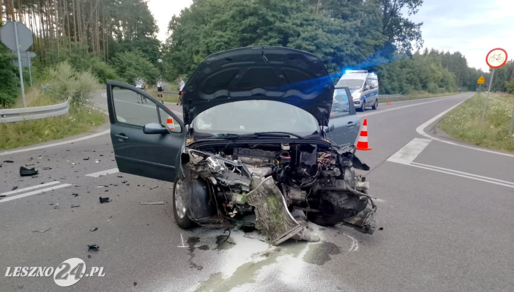 Zderzenie dwóch aut. Trzy osoby ranne