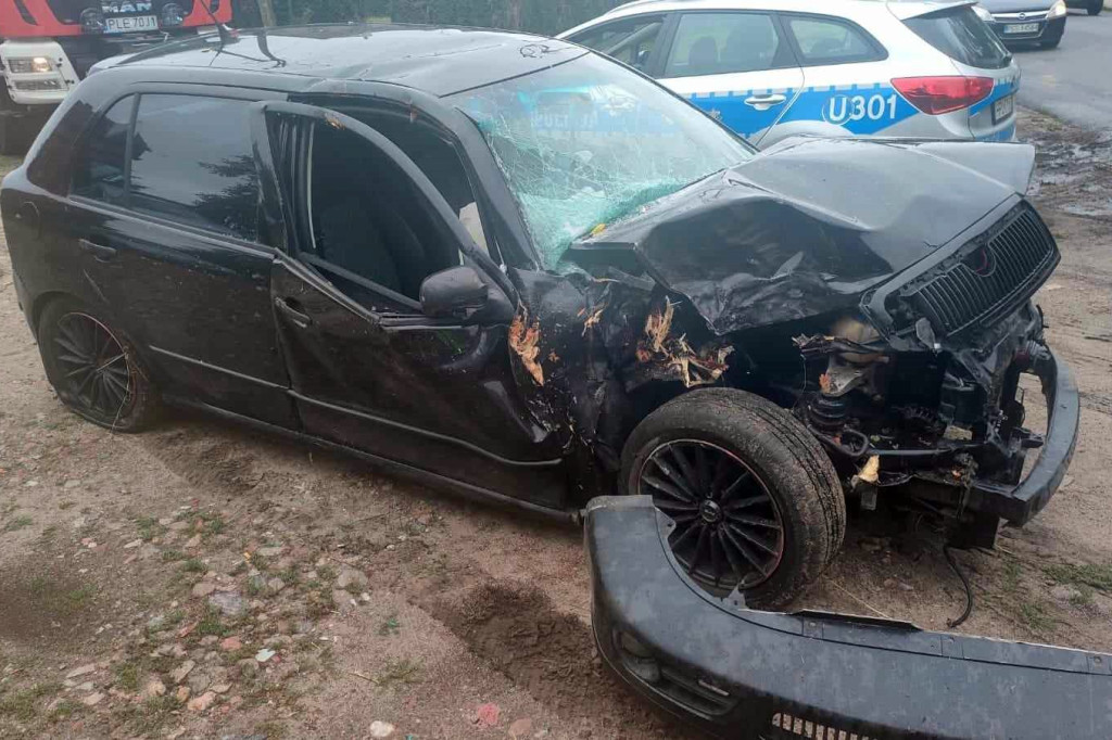 Auto zakleszczyło się między drzewem i barierą