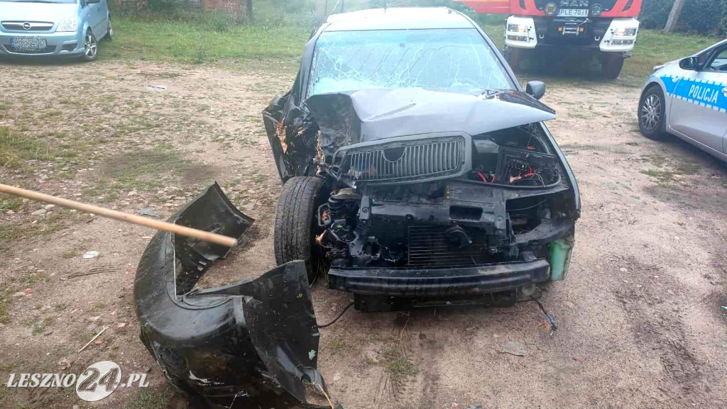 Auto zakleszczyło się między drzewem i barierą