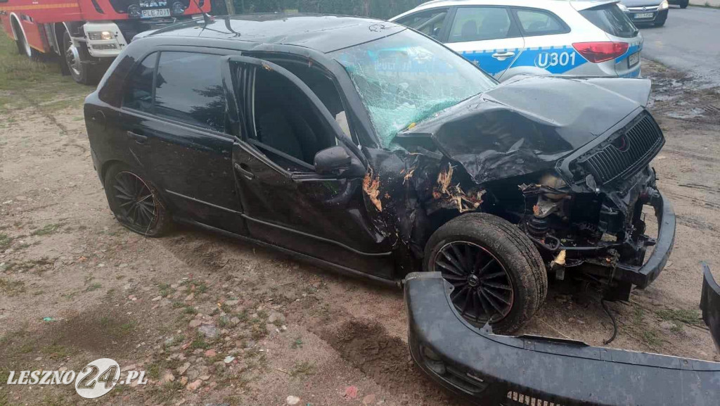 Auto zakleszczyło się między drzewem i barierą