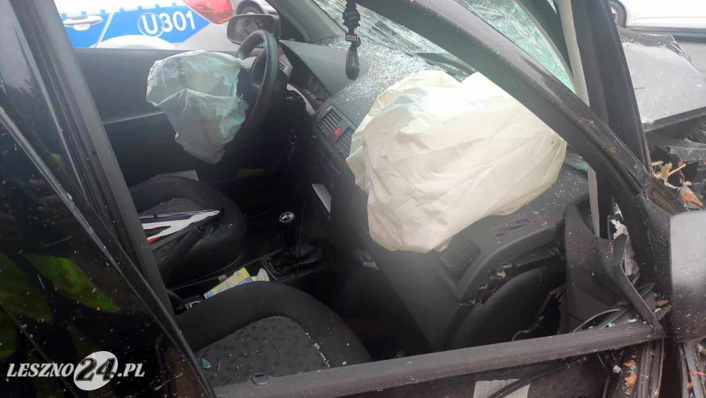 Auto zakleszczyło się między drzewem i barierą