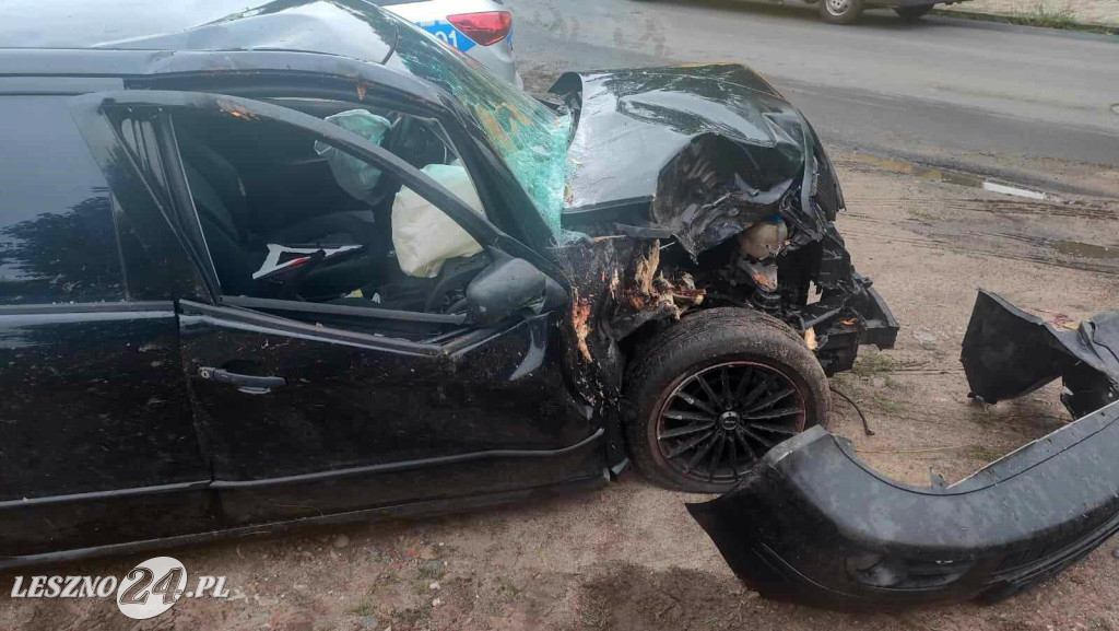 Auto zakleszczyło się między drzewem i barierą