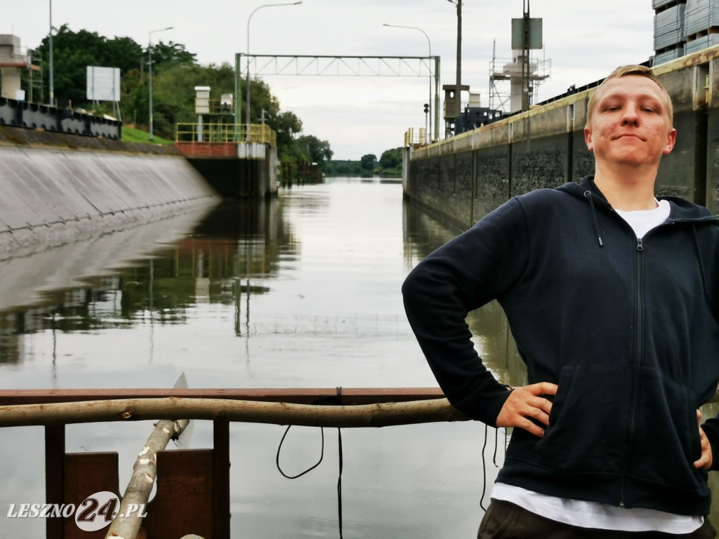 Włoszakowiczanin płynie tratwą do Szczecina