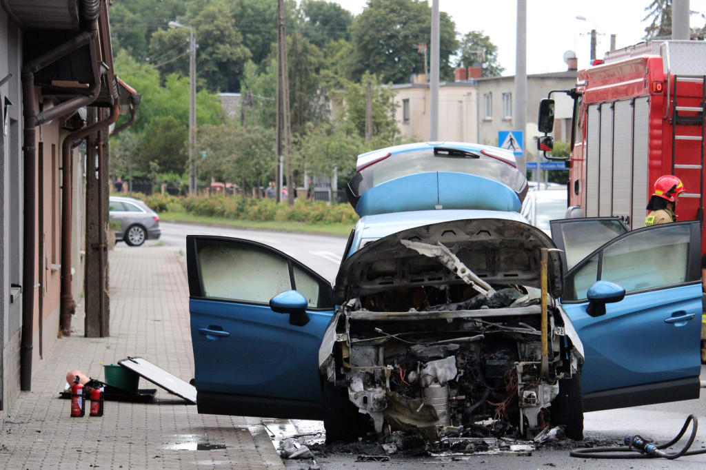 Opel nagle stanął w ogniu