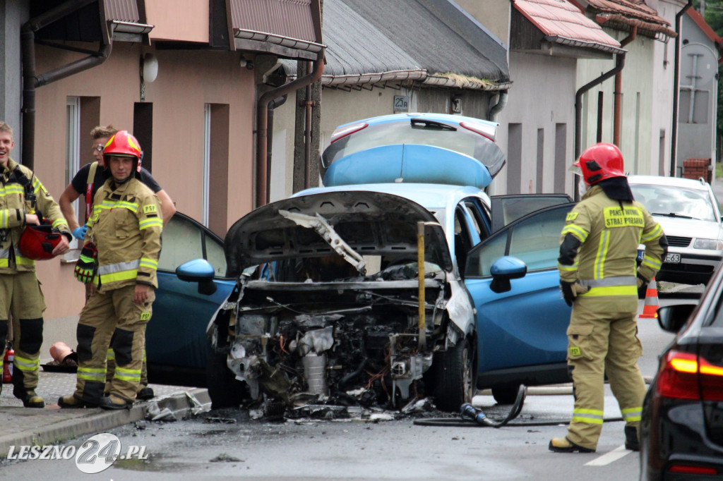 Opel nagle stanął w ogniu