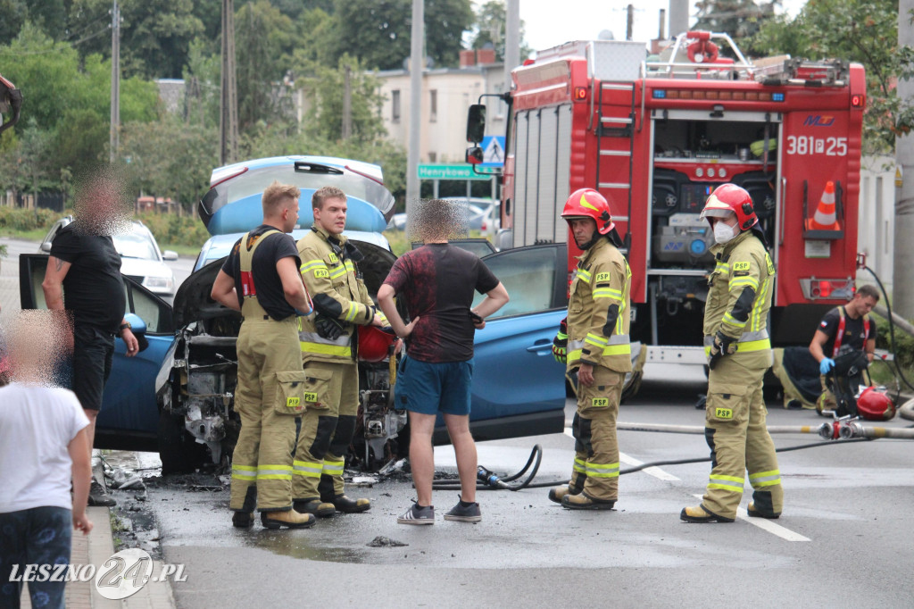 Opel nagle stanął w ogniu