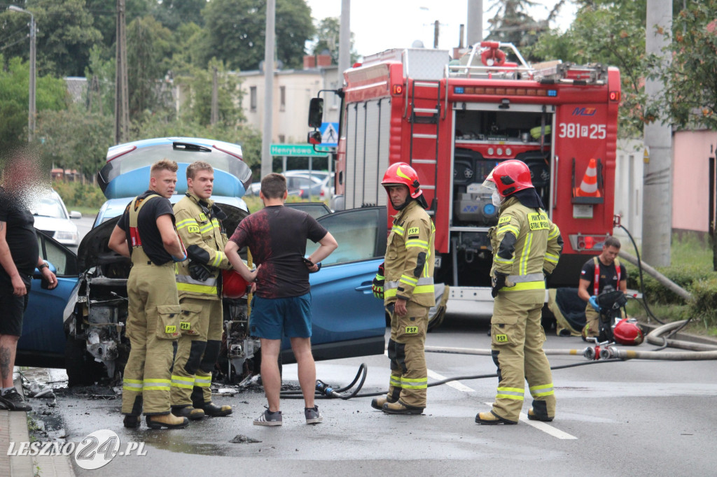 Opel nagle stanął w ogniu