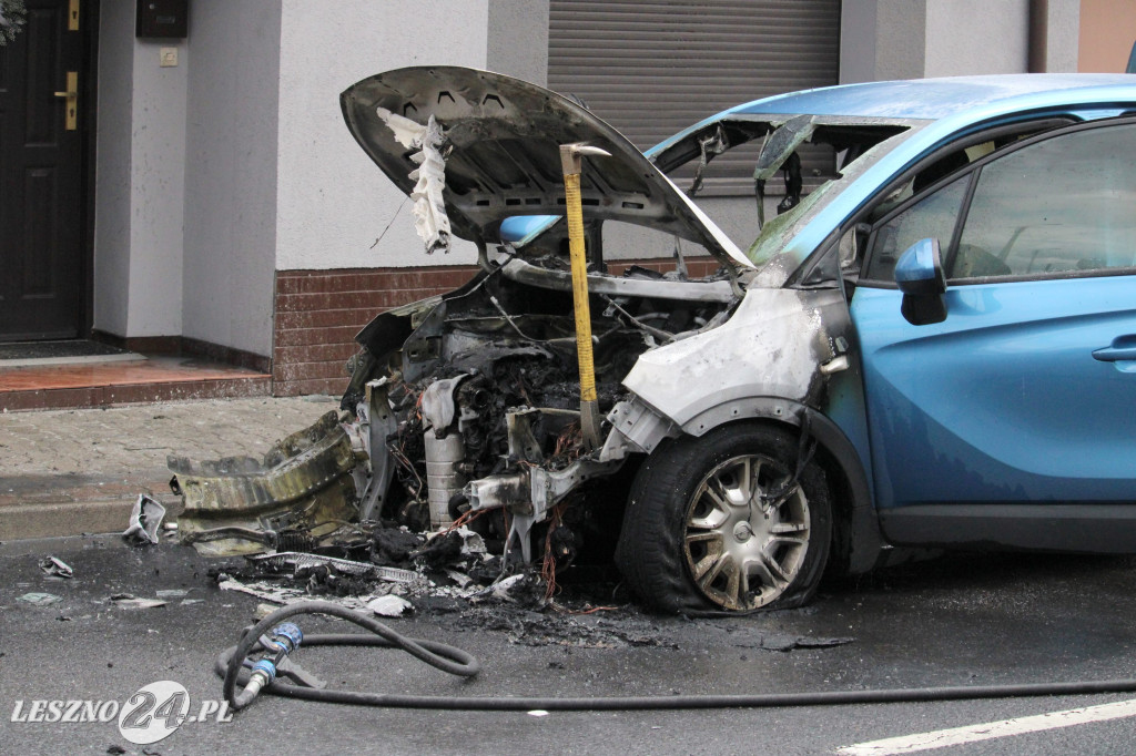 Opel nagle stanął w ogniu