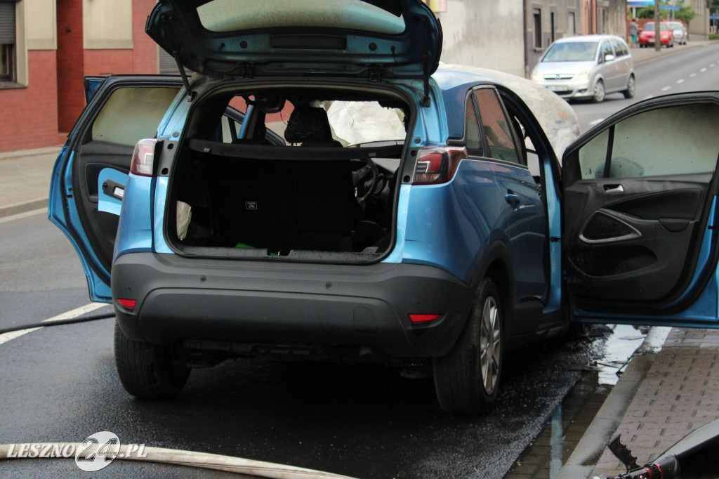 Opel nagle stanął w ogniu