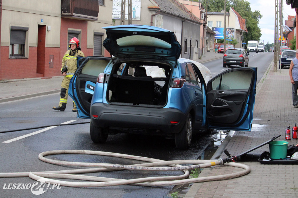 Opel nagle stanął w ogniu