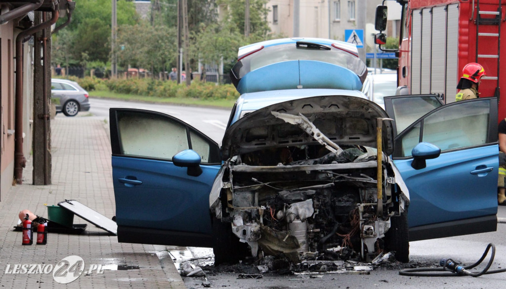 Opel nagle stanął w ogniu