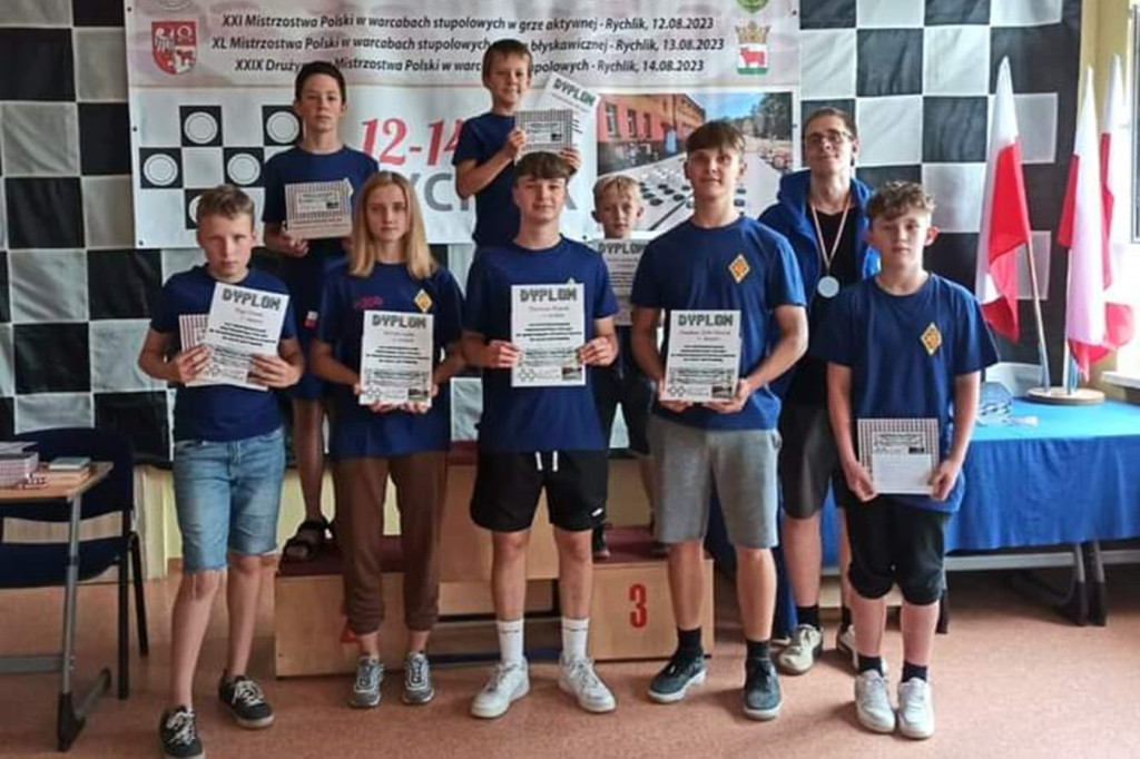 Warcabiści Roszady z medalami