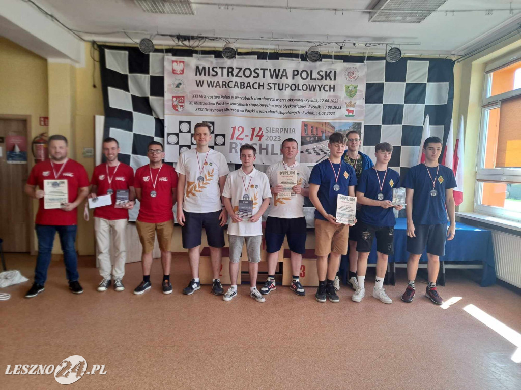 Warcabiści Roszady z medalami