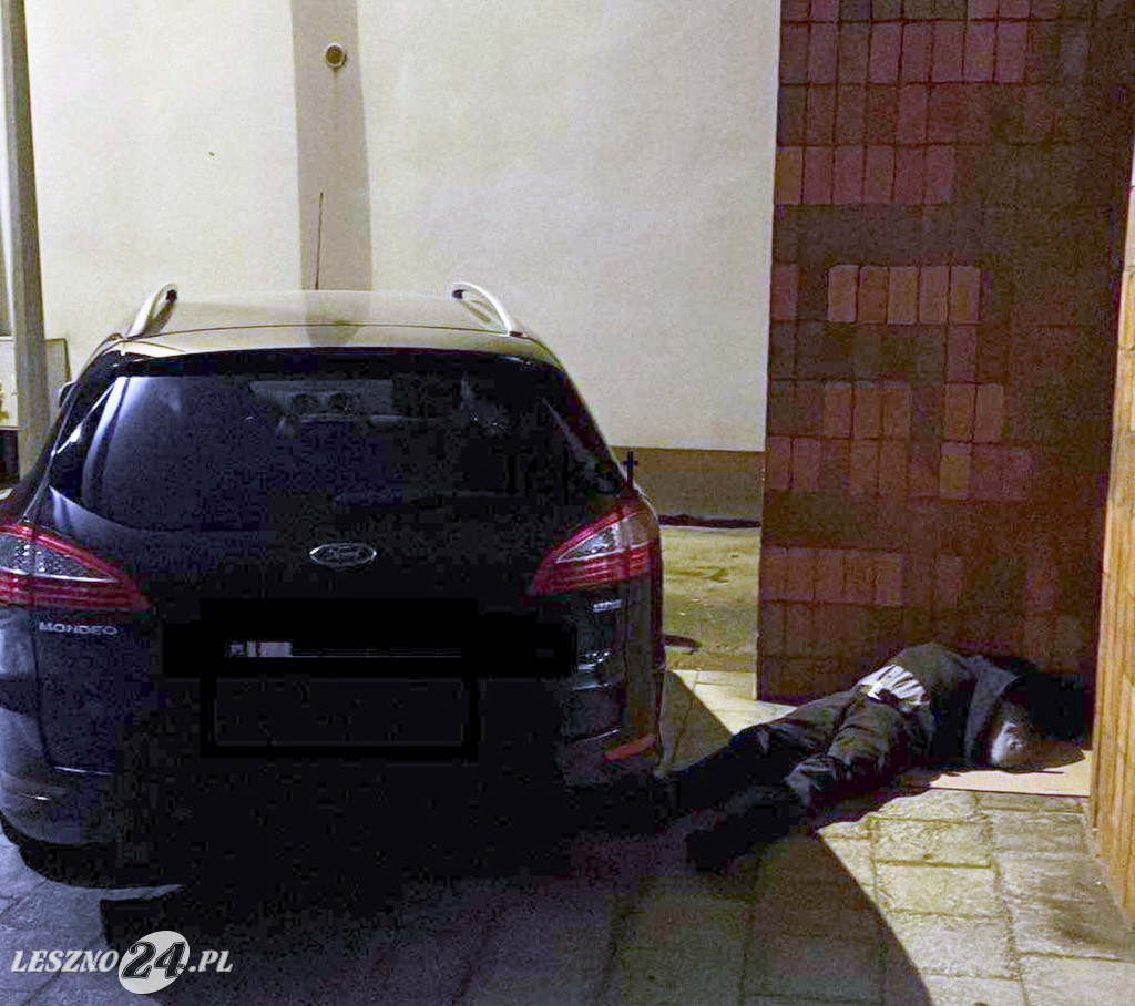 Co zrobić z bezdomnymi nocującymi na parkingu?