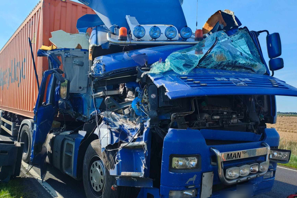 Zderzenie dwóch tirów i peugeota