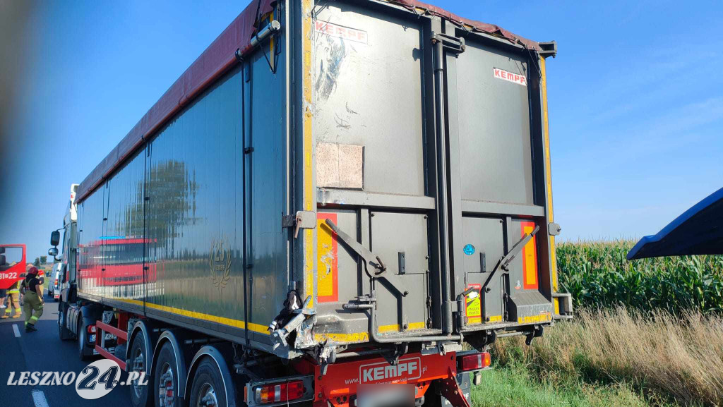 Zderzenie dwóch tirów i peugeota